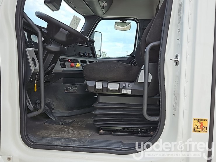 2022-freightliner-cascadia-116-image-22