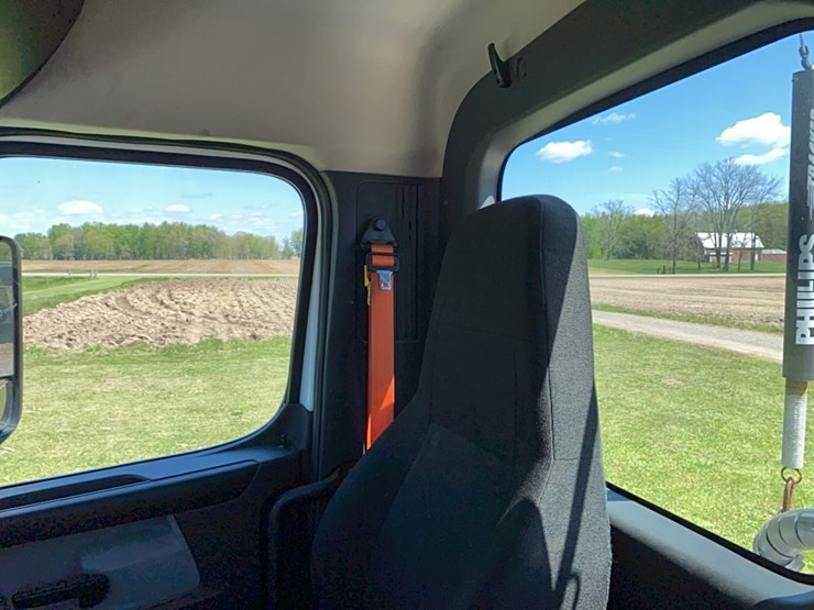 2019-freightliner-cascadia-day-cab-image-39