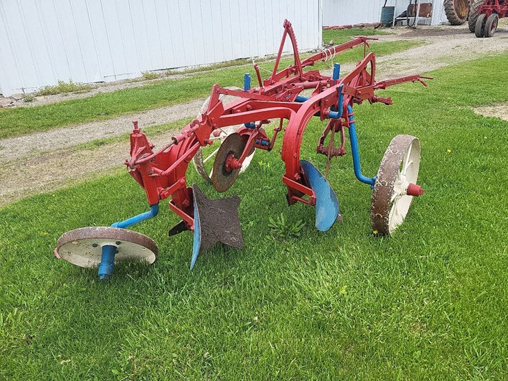international-2-bottom-pull-type-moldboard-plow---nice-image-3
