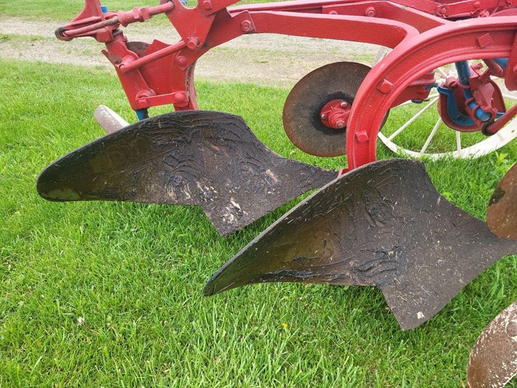 international-2-bottom-pull-type-moldboard-plow---nice-image-13