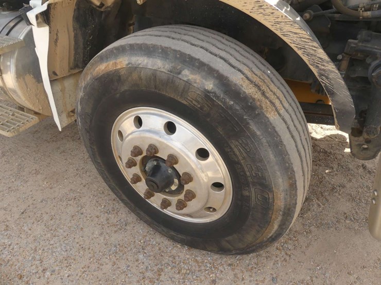 2013-caterpillar-ct660l-image-14