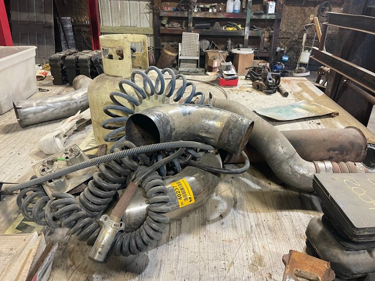 #40237-•-lot-of-truck-parts-image-1