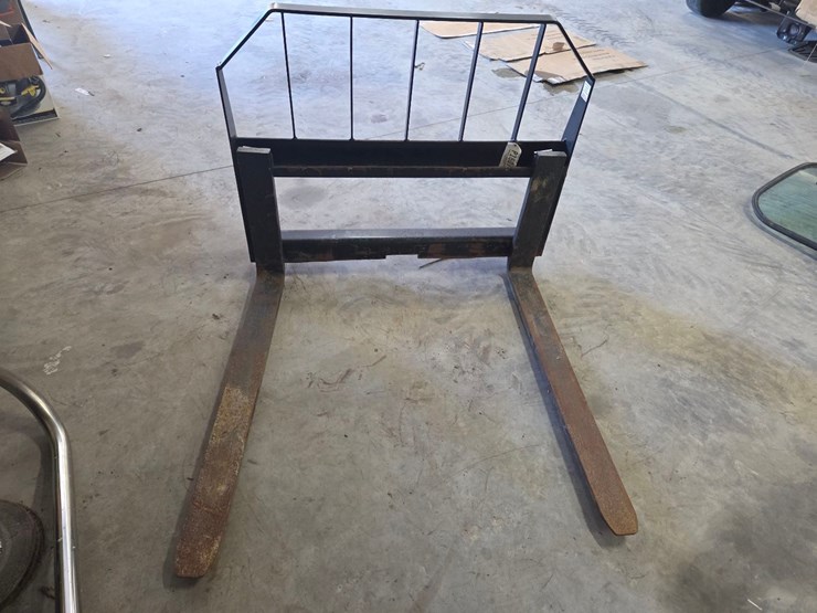 42"-tomahawk-pallet-forks-image-2