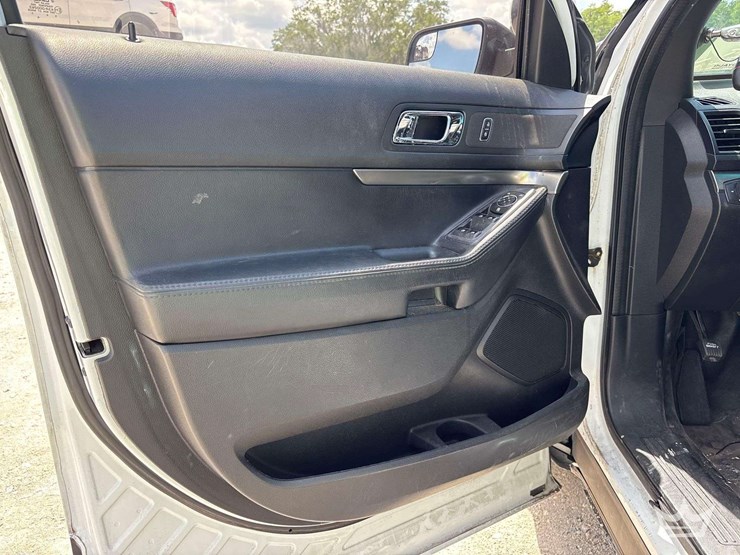 2016-ford-explorer-image-10
