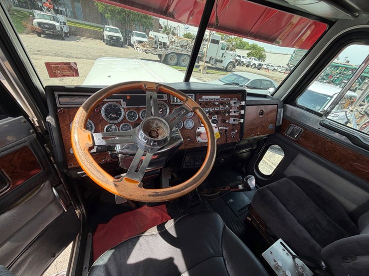 1999-peterbilt-379-image-13