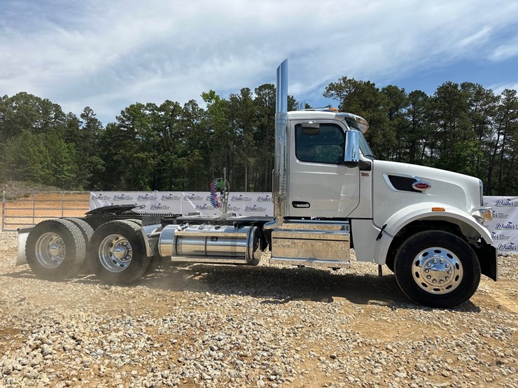 2025-peterbilt-567-image-9