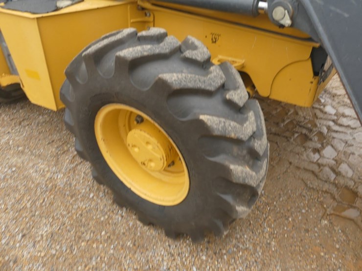 2019-deere-310l-image-11