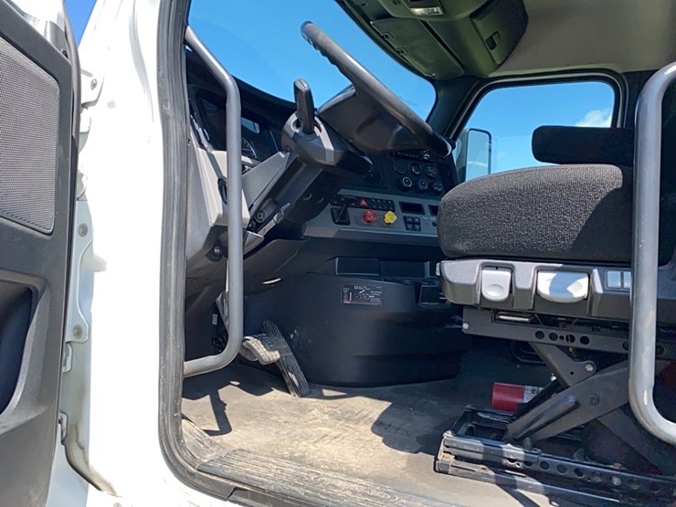 2019-freightliner-cascadia-day-cab-image-37