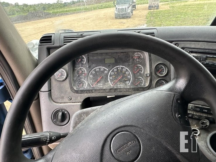 2014-freightliner-cascadia-113-image-16