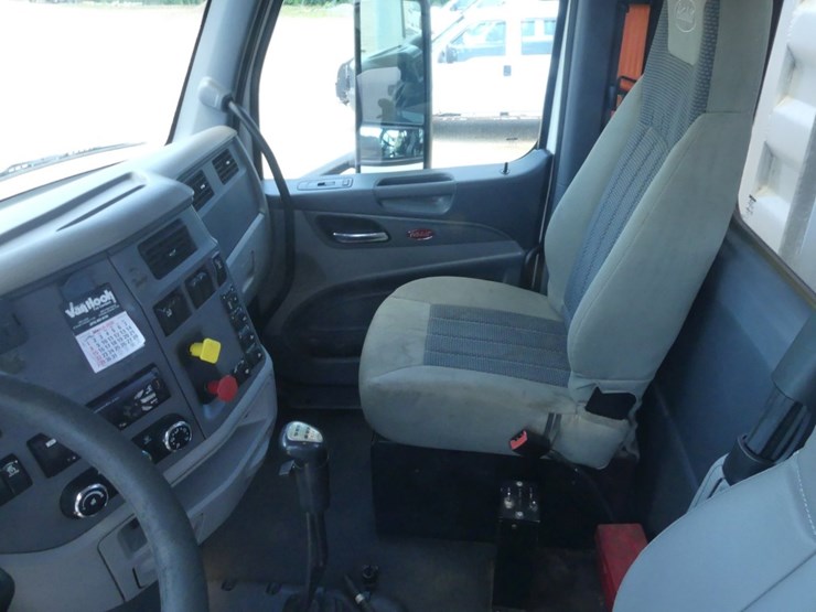 2018-peterbilt-567-image-17