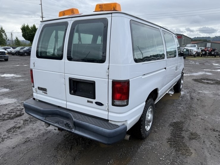 2013-ford-e350-image-4
