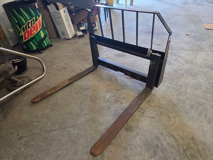 42"-tomahawk-pallet-forks-image-1