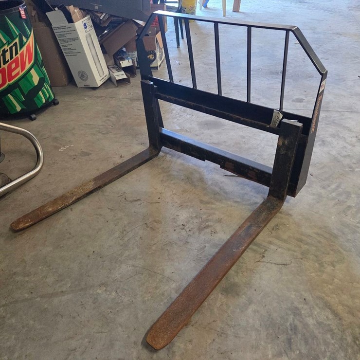 42" Tomahawk pallet forks