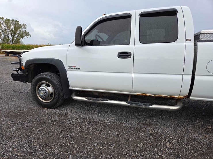 2001-chevrolet-3500-image-3
