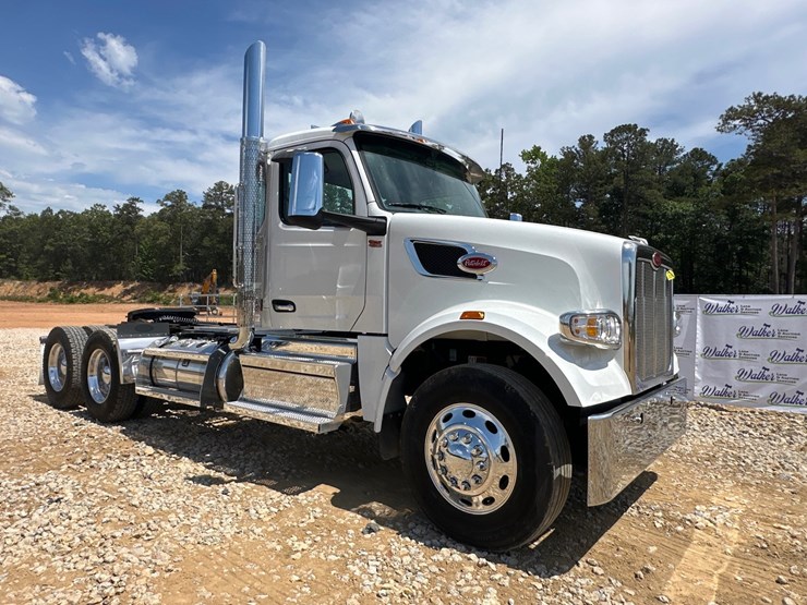 2025-peterbilt-567-image-10