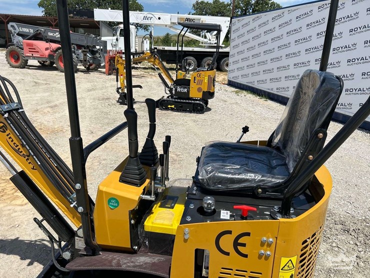 mini-excavator-image-10