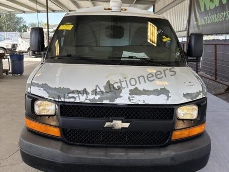 2013-chevrolet-express-3500-image-3