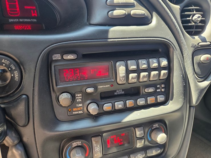 2003-pontiac-bonneville-sle-car-image-33
