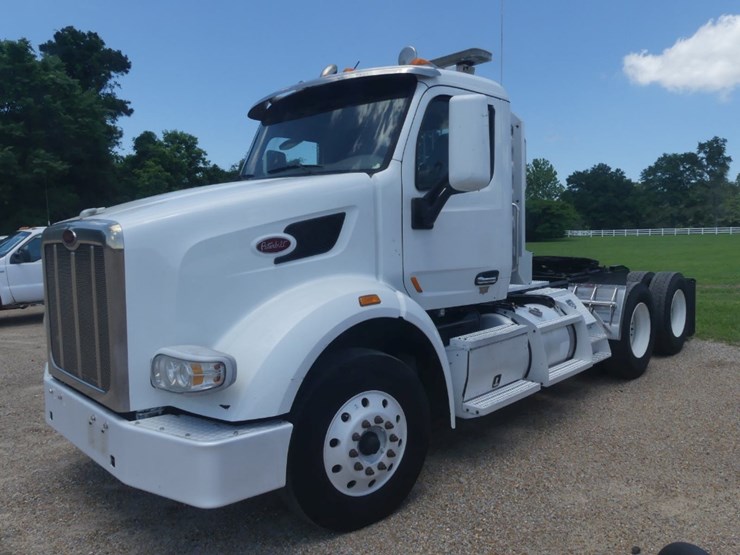2018-peterbilt-567-image-1