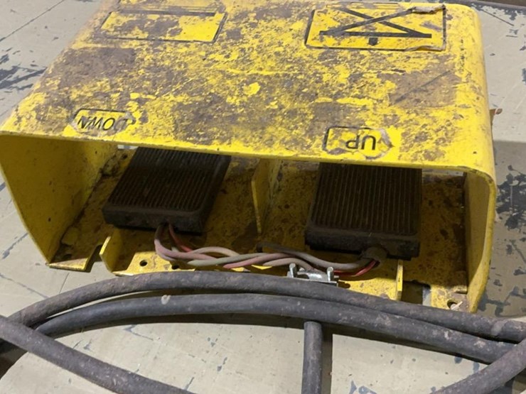 #155-•-2000-lb.-scissor-lift-image-6