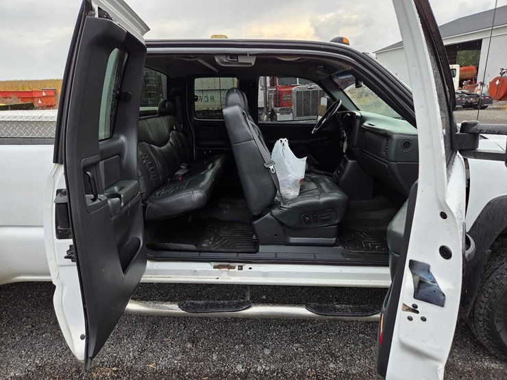 2001-chevrolet-3500-image-28