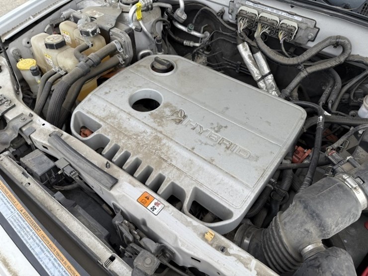 2011-ford-escape-hybrid-image-12