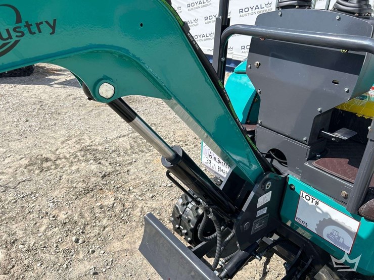 mini-excavator-image-18
