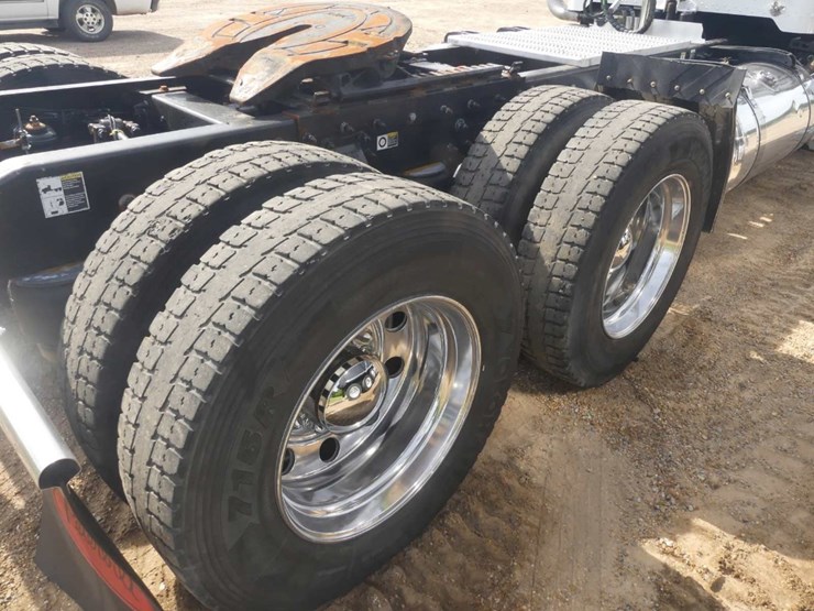 2018-peterbilt-389-image-9