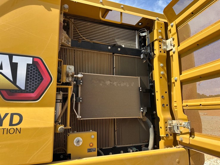 2021-caterpillar-320-image-8