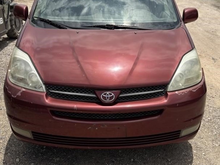 2004-toyota-sienna-image-15