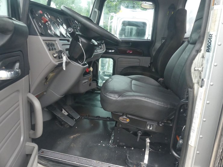 2013-peterbilt-388-image-15