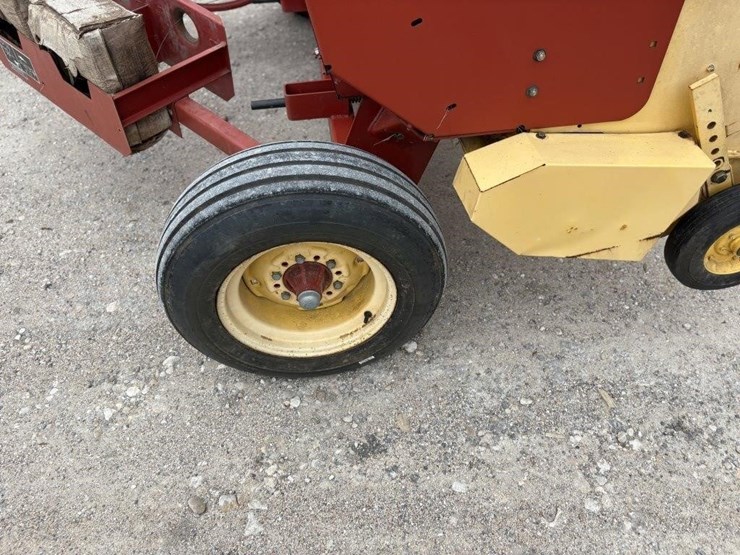 new-holland-570-image-8