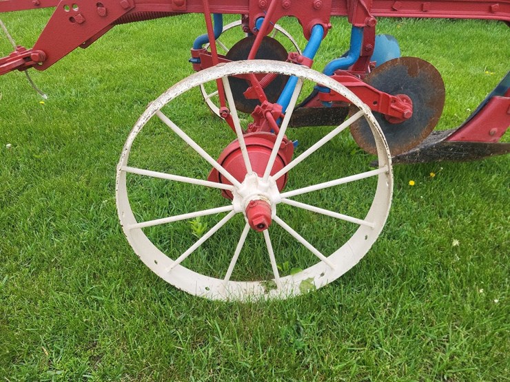 international-2-bottom-pull-type-moldboard-plow---nice-image-17