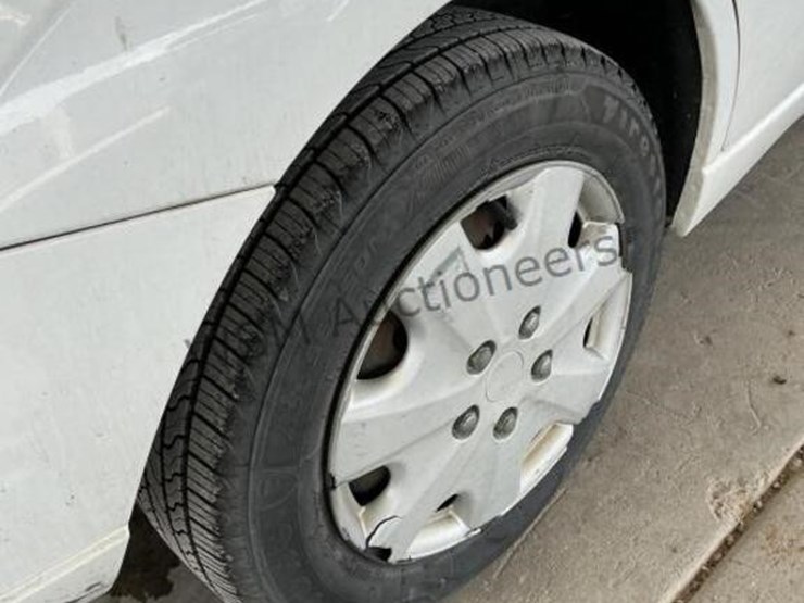 2005-ford-focus-sdn-image-8