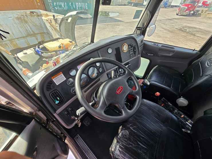 2014-peterbilt-365-image-75
