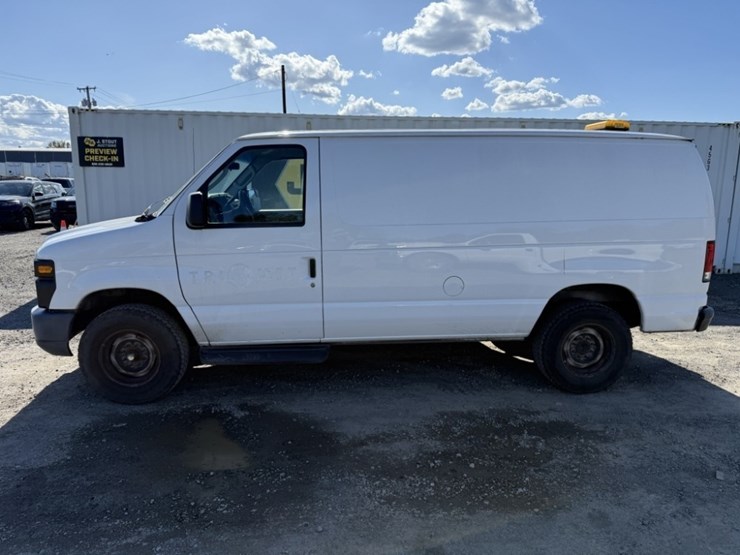 2014-ford-cargo-image-7
