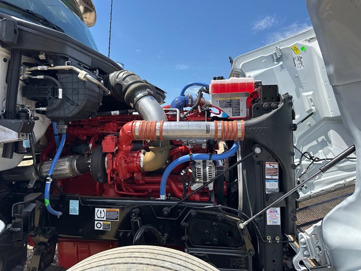2025-peterbilt-567-image-7