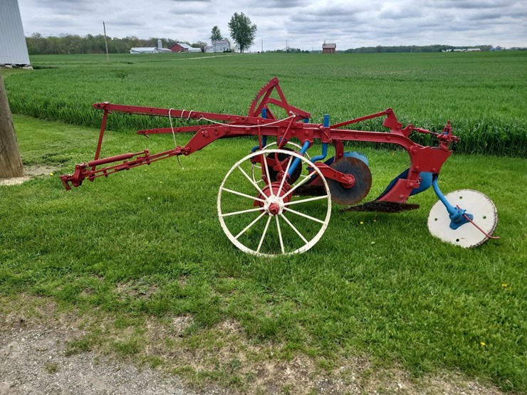 international-2-bottom-pull-type-moldboard-plow---nice-image-6