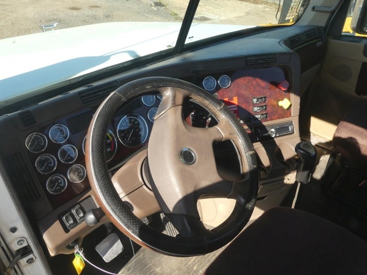 2014-freightliner-coronado-132-image-17