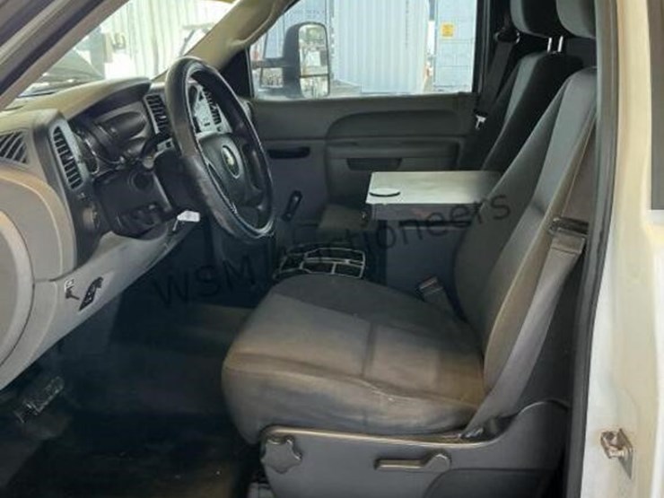 2013-chevrolet-silverado-3500hd-image-24