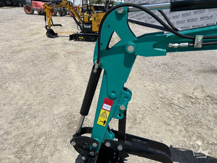 mini-excavator-image-16