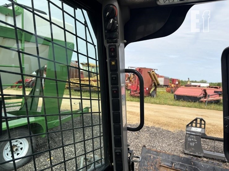 new-holland-l220-image-15