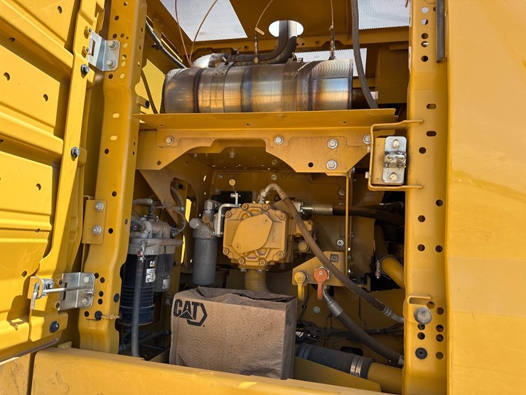 2021-caterpillar-320-image-13