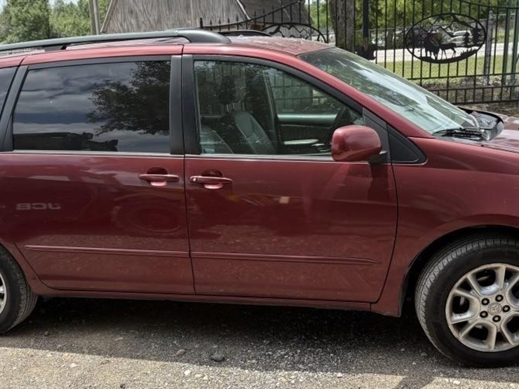 2004-toyota-sienna-image-2