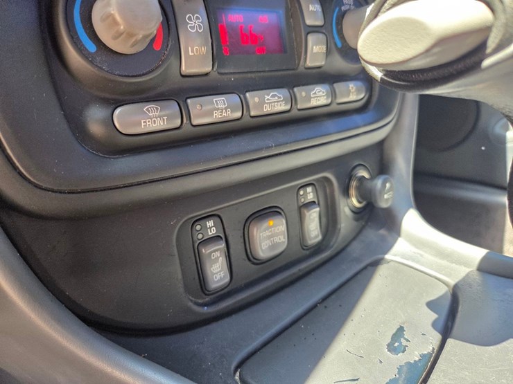 2003-pontiac-bonneville-sle-car-image-31