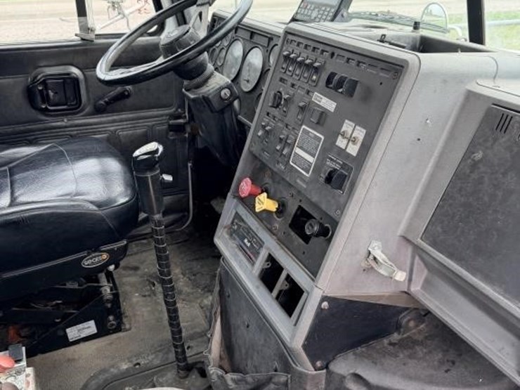 l2--1998-mack-maxi-cruise-truck-image-3