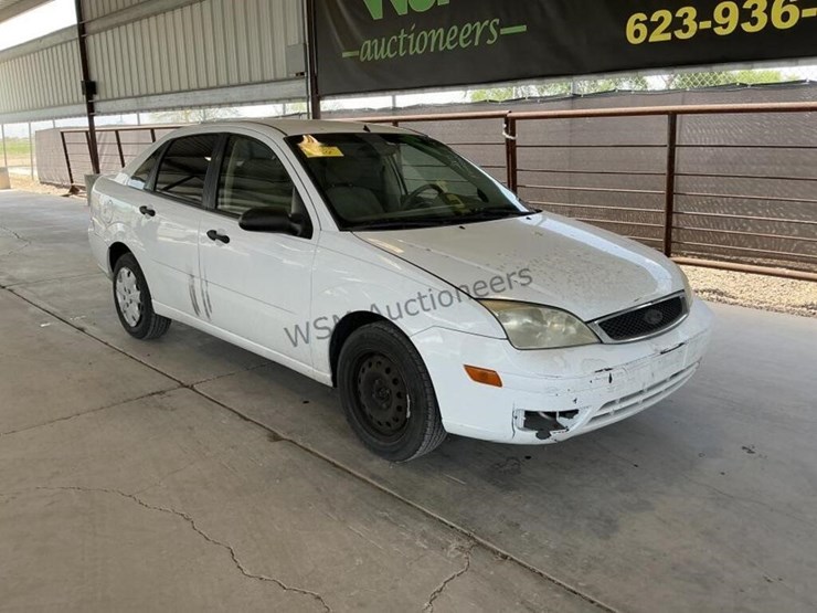 2005-ford-focus-sdn-image-2