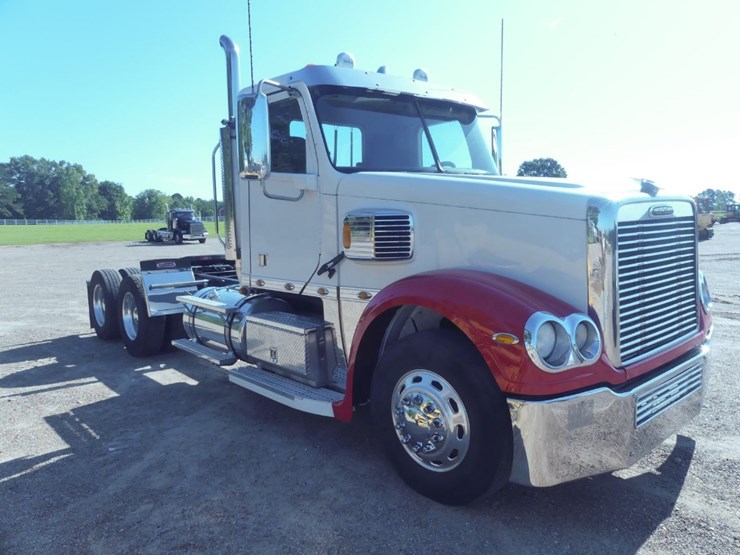 2014-freightliner-coronado-132-image-2