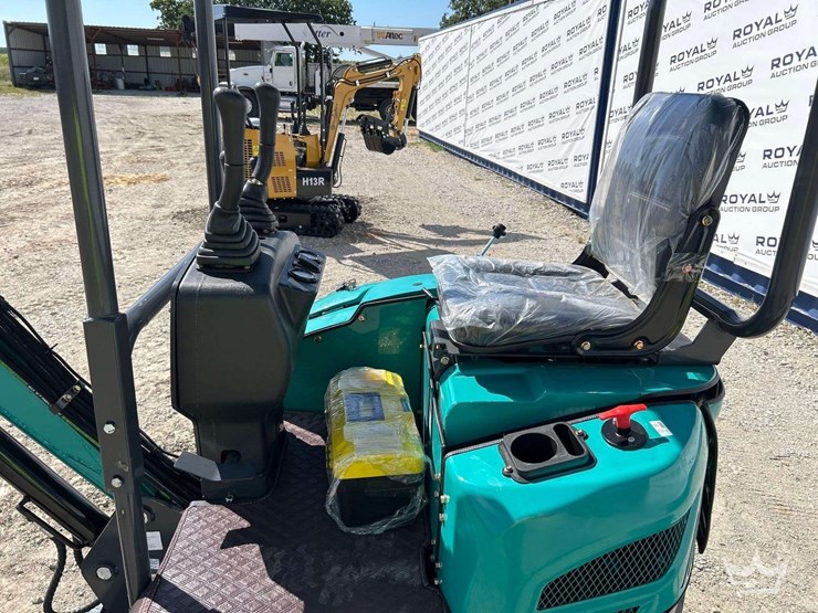 mini-excavator-image-11