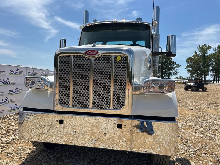 2025-peterbilt-567-image-4